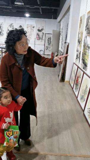 季芃瑄（女，两岁半）跟着奶奶刘月芬（著名画家）看画展